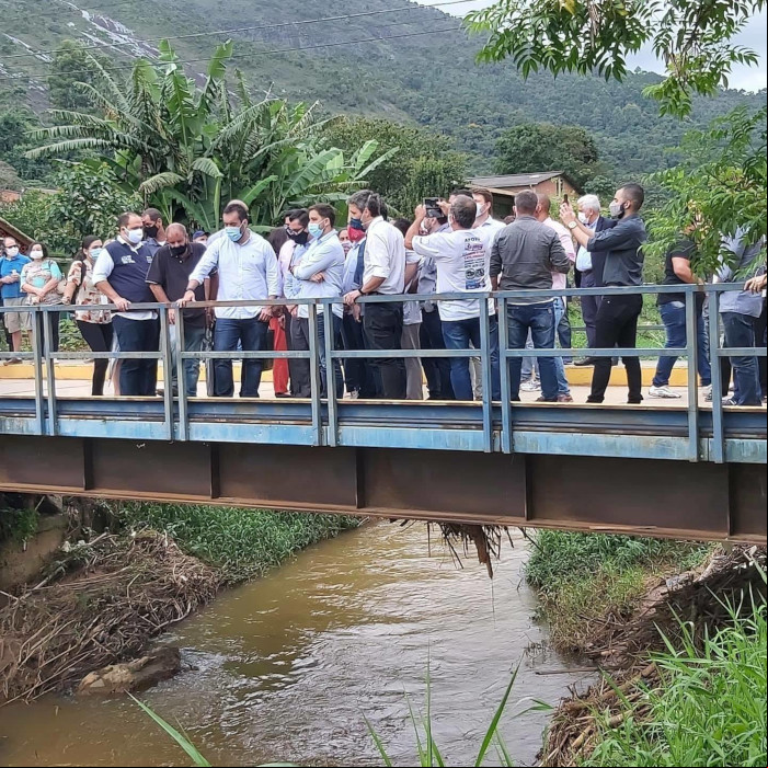 Castro e comitiva em Córrego Dantas (Divulgação)