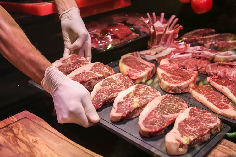 (Foto: Freepik)Em alta em todo o Brasil, o preço da carne bovina tem assustado os consumidores nos açougues e supermercados. Com um aumento significativo e acima da inflação, o item está exercendo um peso cada vez maior no orçamento familiar. Recentemente, o valor do quilo da carne atingiu recorde, levando os consumidores a buscarem alternativas para economizar. Nos últimos quatro anos, esse é o maior aumento registrado para a carne. Entre os cortes que mais aram a pesar no bolso do consumidor, os destaques são o acém (9,09%), costela (7,40%), contrafilé (6,07%) e alcatra (5,79%). Em Nova Friburgo o preço desses cortes também dispararam e são encontrados em média a partir de R$ 29,99, R$ 24,90, R$ 47,90 e R$ 42,99, respetivamente.  O grupo Alimentação e Bebidas, no qual está incluído as carnes, apresentou alta de 1,06% em outubro, impulsionado pelo aumento dos preços da alimentação no domicílio, que ou de 0,56% em setembro para 1,22% em outubro, com alta de 5,81% nos preços das carnes em geral. Esta f