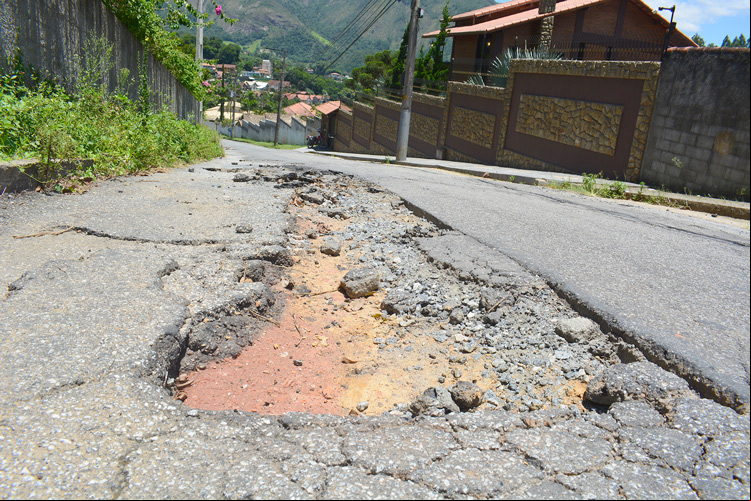 Um dos inúmeros buracos pela cidade (Arquivo Henrique Pinheiro)