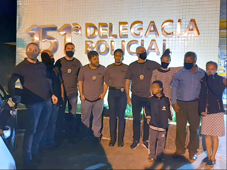 Após o resgate, a foto de Nicole junto à família divulgada pela 151ª DP
