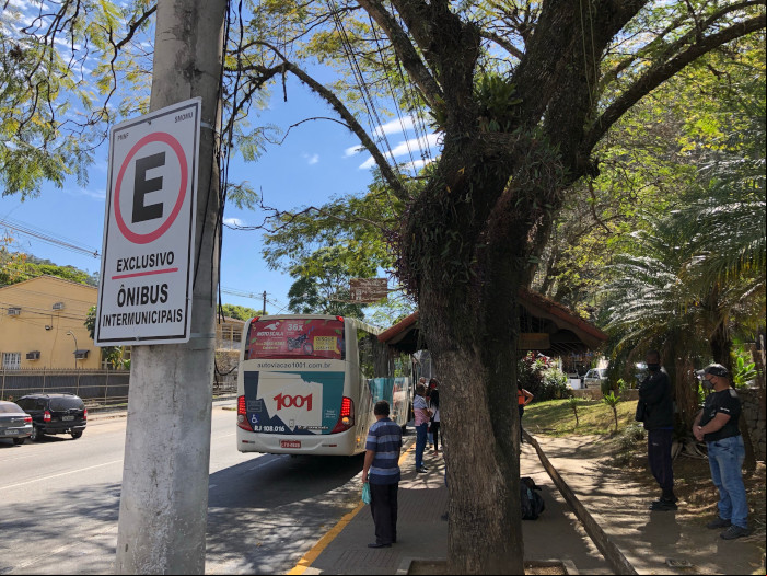 Um ônibus intermunicipal parado no novo local (Foto: Thiago Lima)