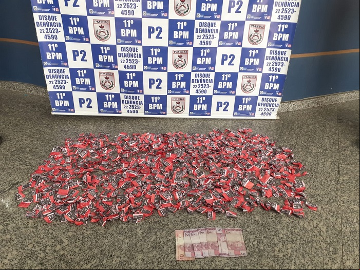 A droga apreendida no Alto de Olaria (Foto: 11 BPM)
