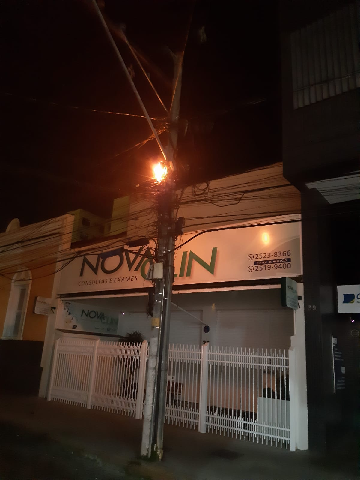 O incêndio de quinta ada na Rua Fernando Bizzoto (Fotos de leitores)